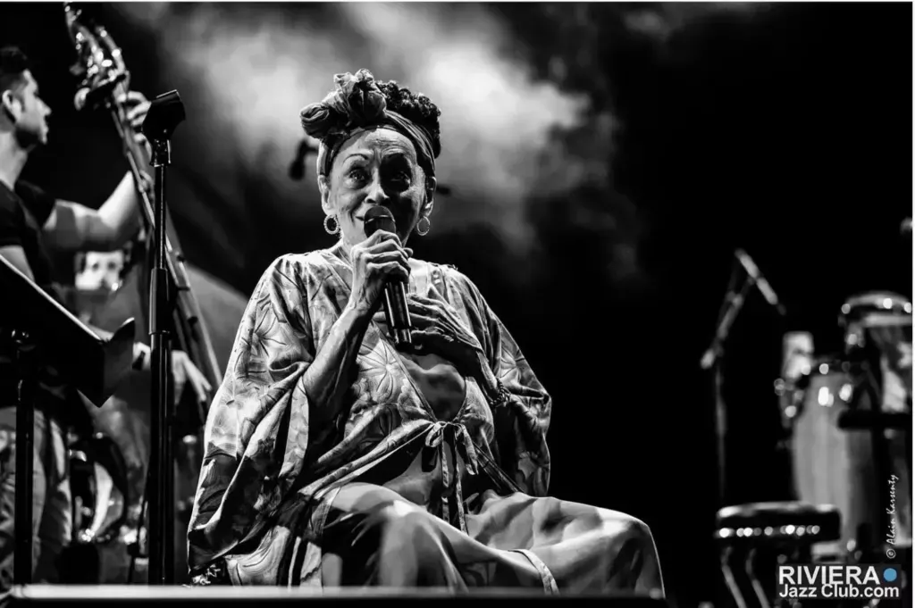 Chanteuse en concert — © Alain Karsenty / Riviera Jazz Club — Tous droits réservés