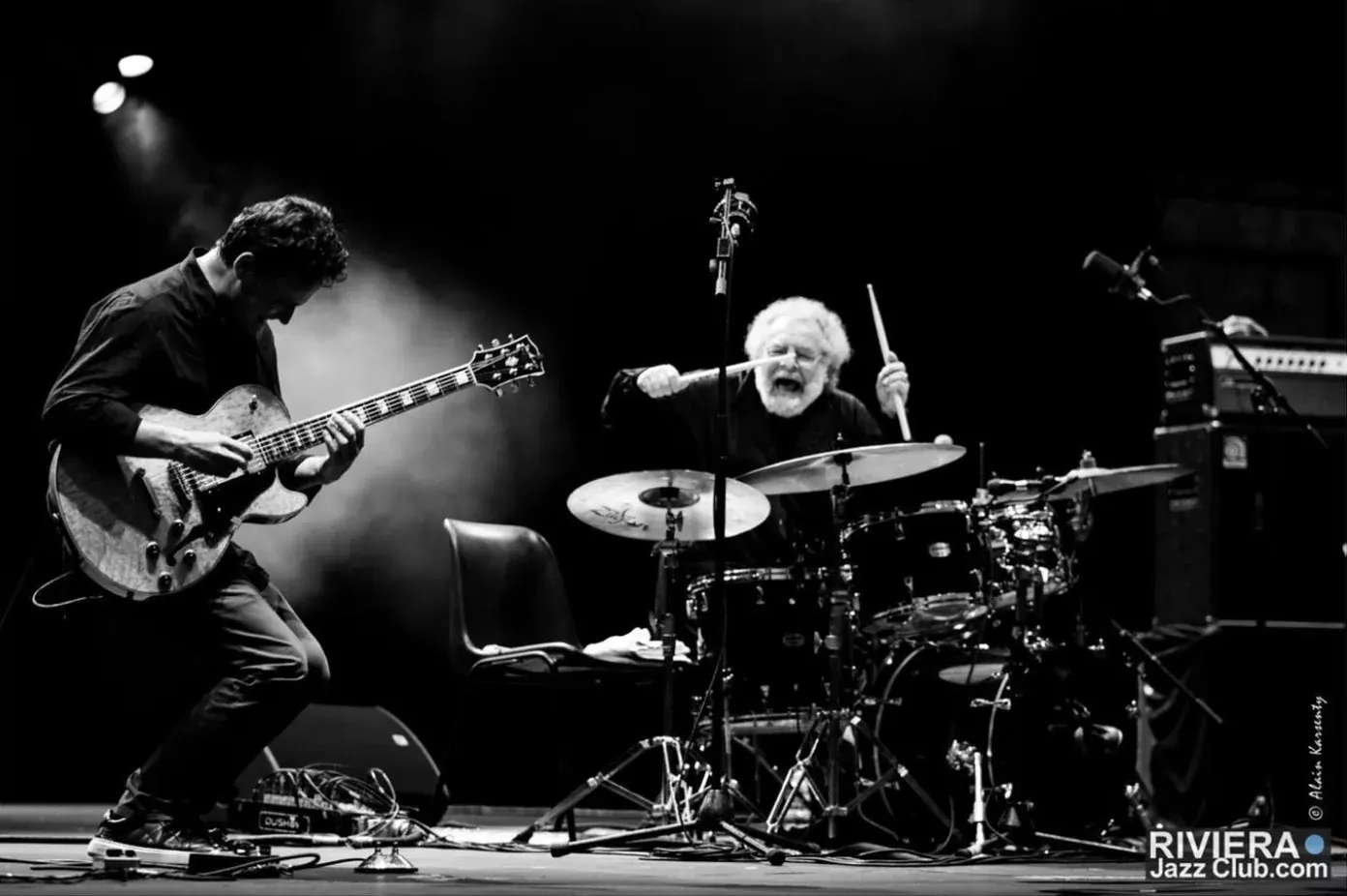 Guitare et batterie en scène — © Alain Karsenty / Riviera Jazz Club — Tous droits réservés