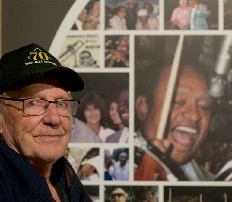 70 ans du Nice Jazz Festival : visite de Gérard Demonchy, ici devant le "tondo" présentant ses photographies de la Grande Parade du Jazz de Nice-Cimiez. — © Gérard Demonchy / Riviera Jazz Club
