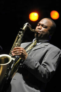 James Carter jouant du saxophone, invité du Nice Jazz Fest 2026 pour un hommage à John Coltrane
